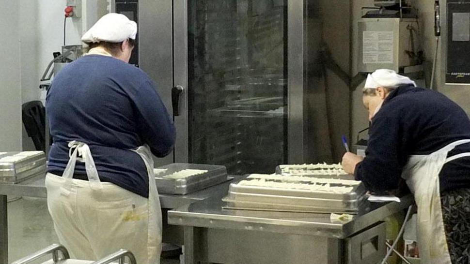 In ritardo gli stipendi per i lavoratori della mensa