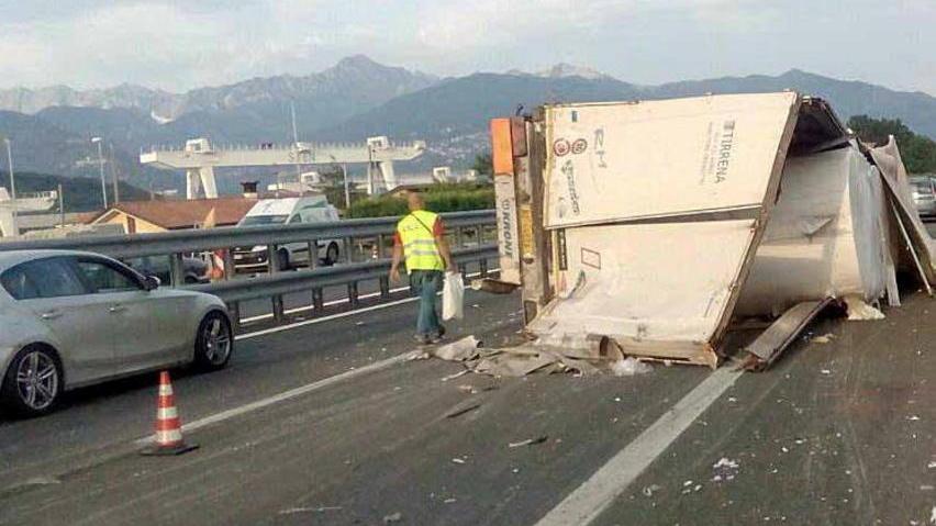 Ferito in autostrada nel camion ribaltato
