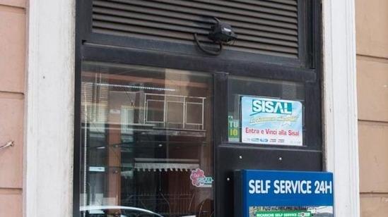 Con la carrozzina spacca una vetrina, disabile arrestato