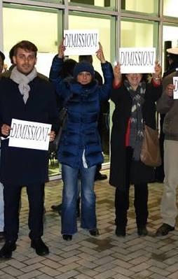 L’urlo delle opposizioni: «Dimissioni» 