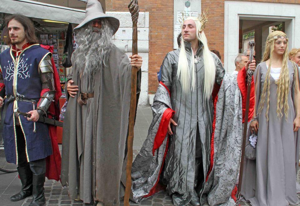 Centro storico teatro di sfide per eroi dei cartoni e cavalieri 