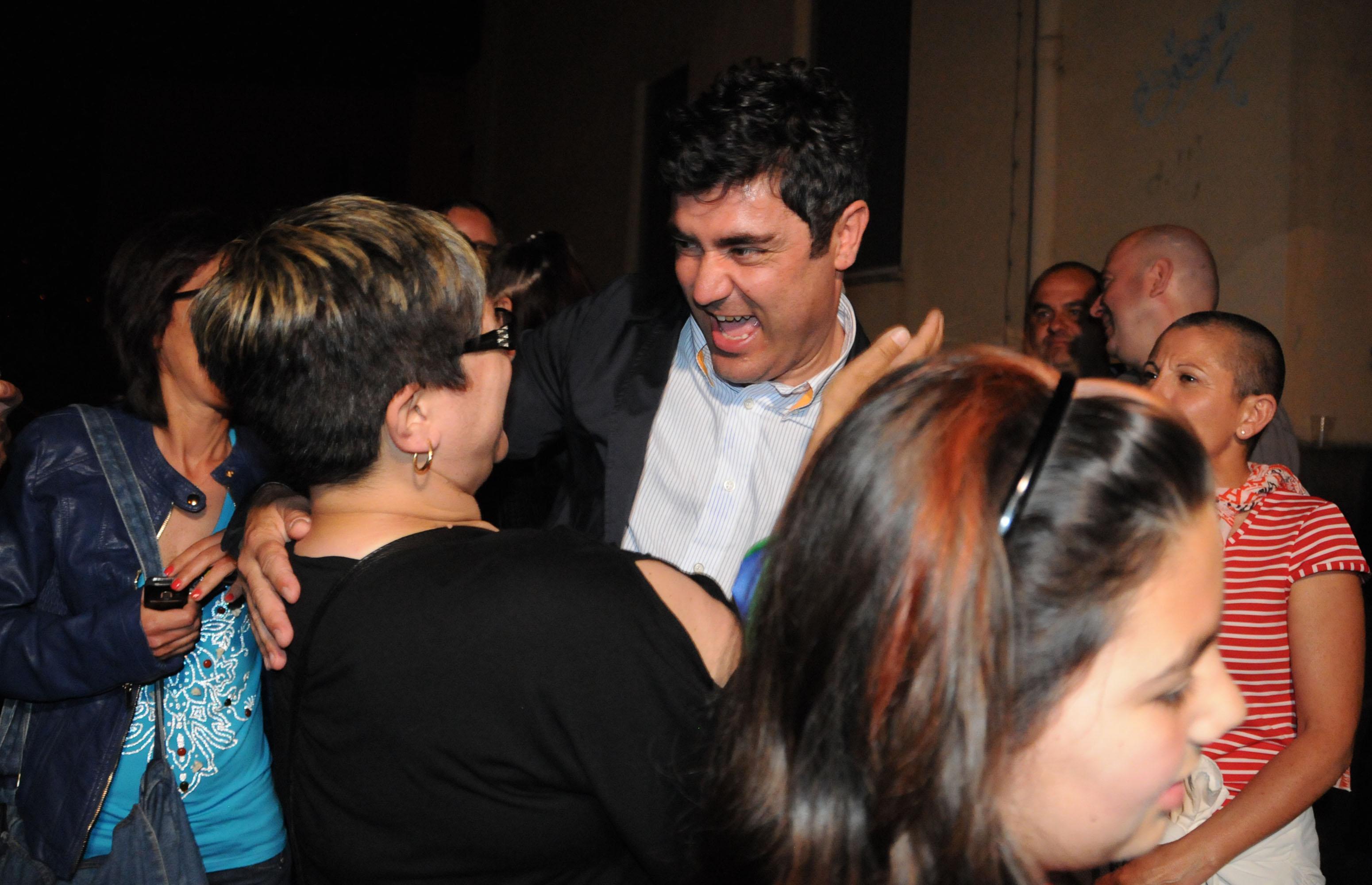 Andrea Soddu festeggiato dopo l'elezione a sindaco di Nuoro