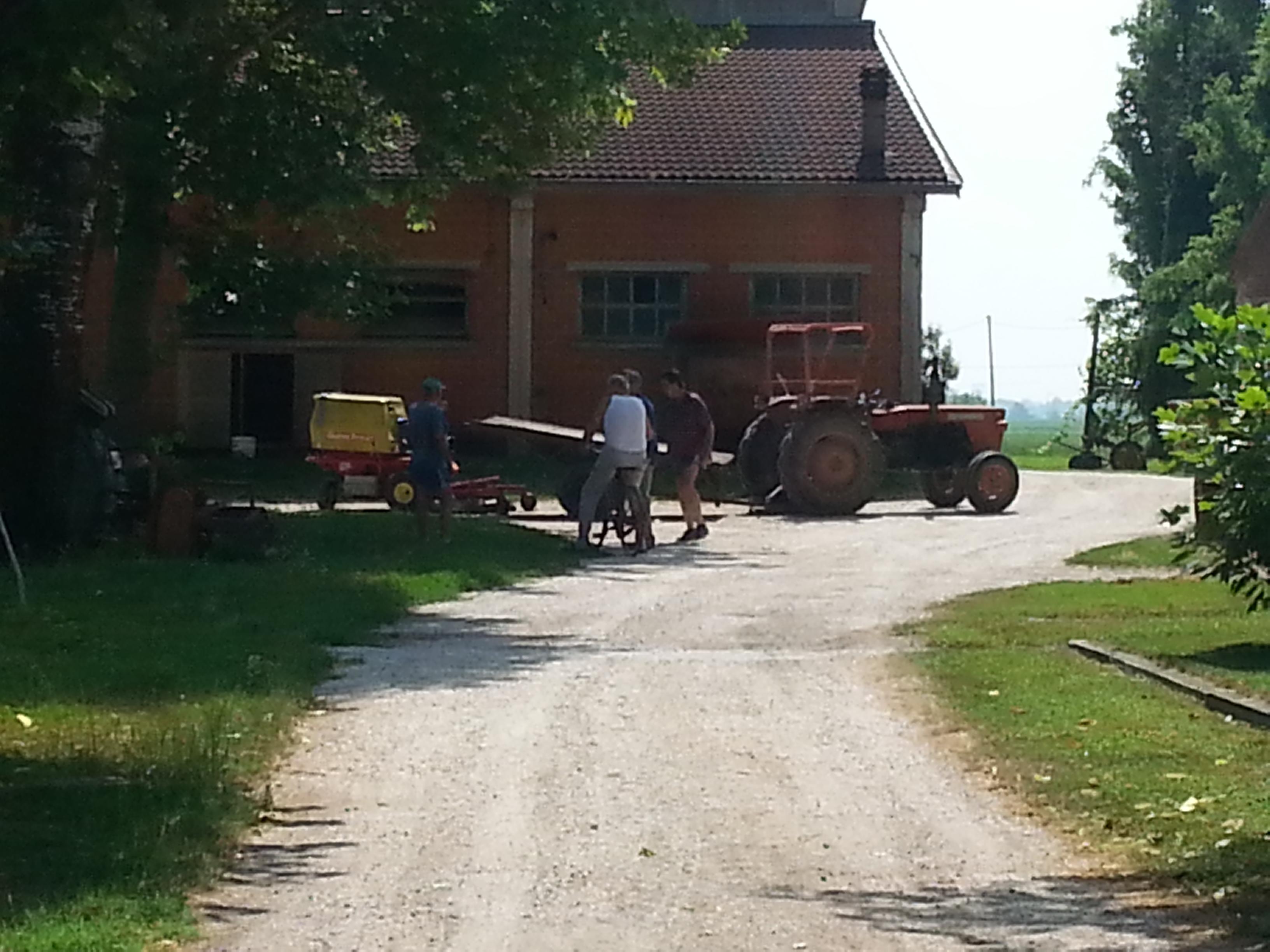 Si schianta contro un carro agricolo, paura a Reggiolo