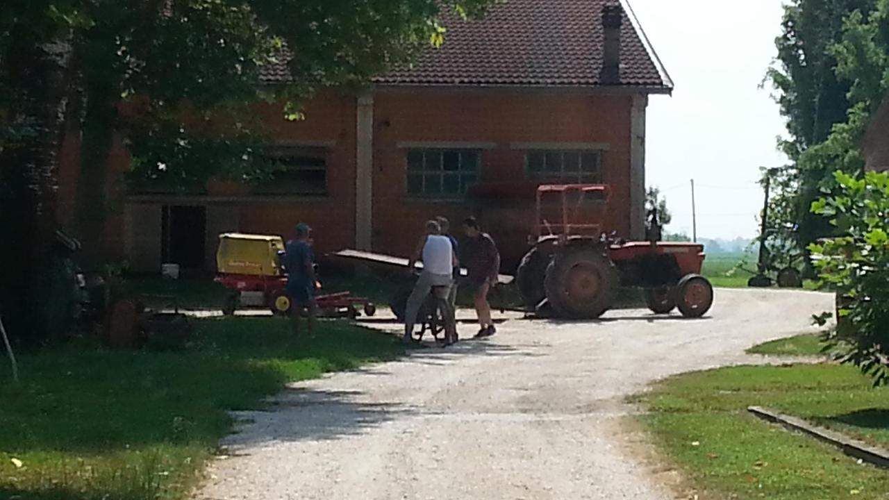 Si schianta contro un carro agricolo, paura a Reggiolo