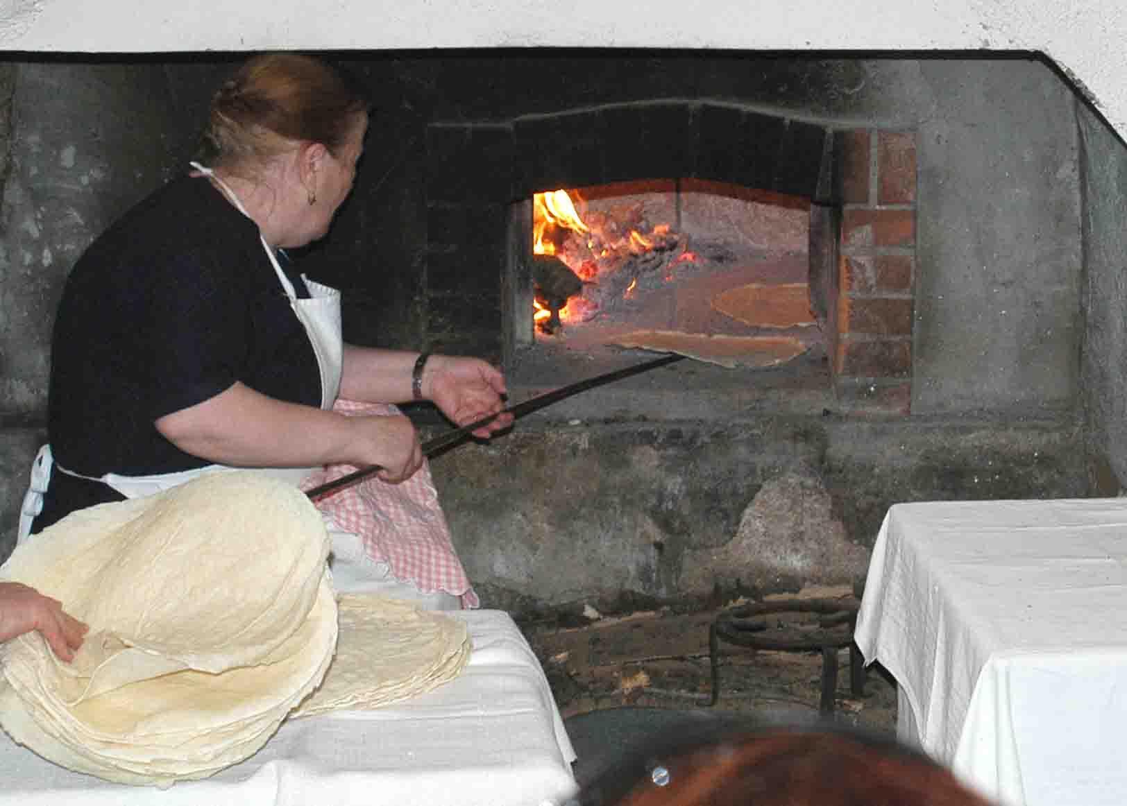 La cottura del pane carasau
