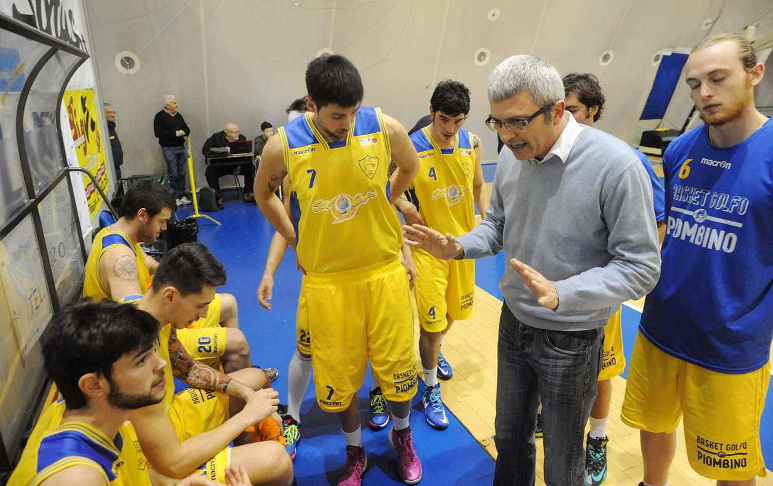 Il tecnico del Basket Golfo, Massimo Padovano (foto Paolo Barlettani)