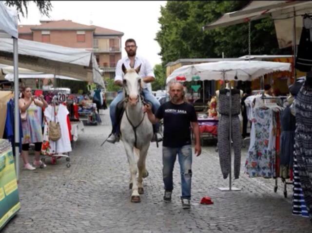 Il principe azzurro arriva a cavallo: "Sposami"