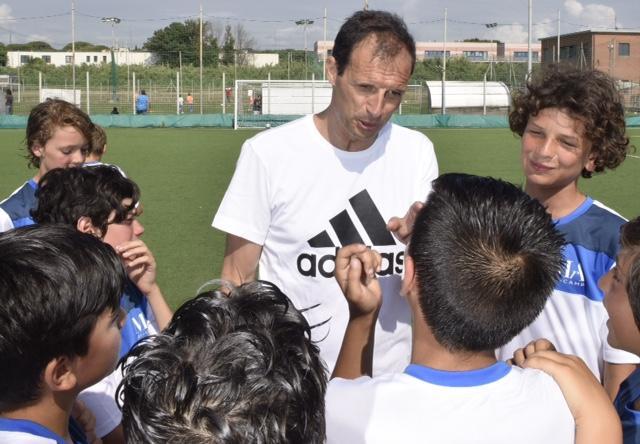 Allegri fa il pieno di simpatia con i bambini