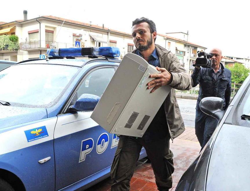 Uno dei computer sequestrati l'11 giugno 2012 per l'inchiesta Untouchables (foto Gori)