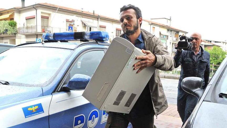 Uno dei computer sequestrati l'11 giugno 2012 per l'inchiesta Untouchables (foto Gori)