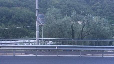 Il marciapiede prigioniero del guard rail
