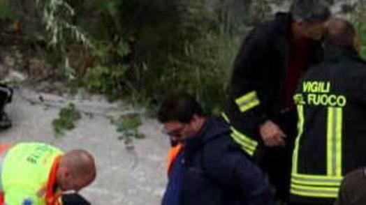 Si getta da un ponte, muore a 25 anni