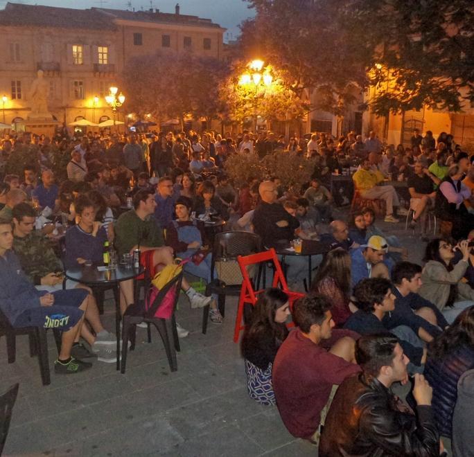 In piazza Tola dai boccali di birra all’amaro