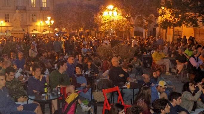 In piazza Tola dai boccali di birra all’amaro
