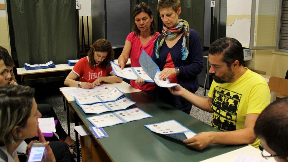 Affluenza al ribasso, il voto si ferma al 49%