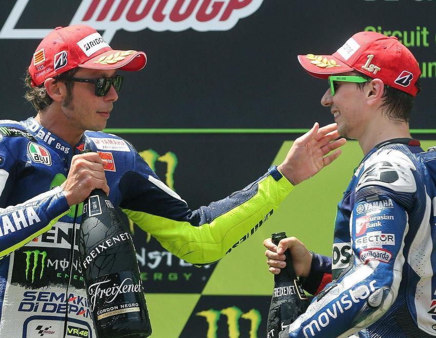Lorenzo cala il poker, Valentino resiste 