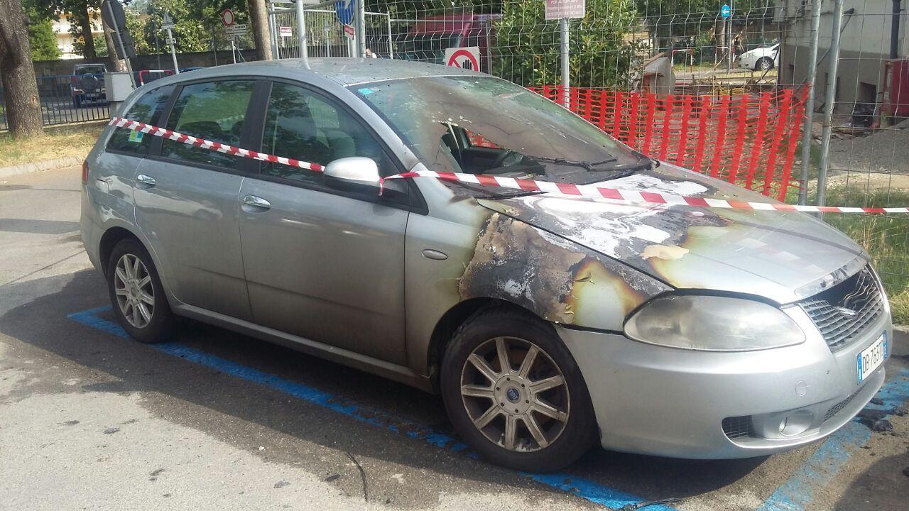 A fuoco l'auto di un medico dell'Arcispedale Santa Maria