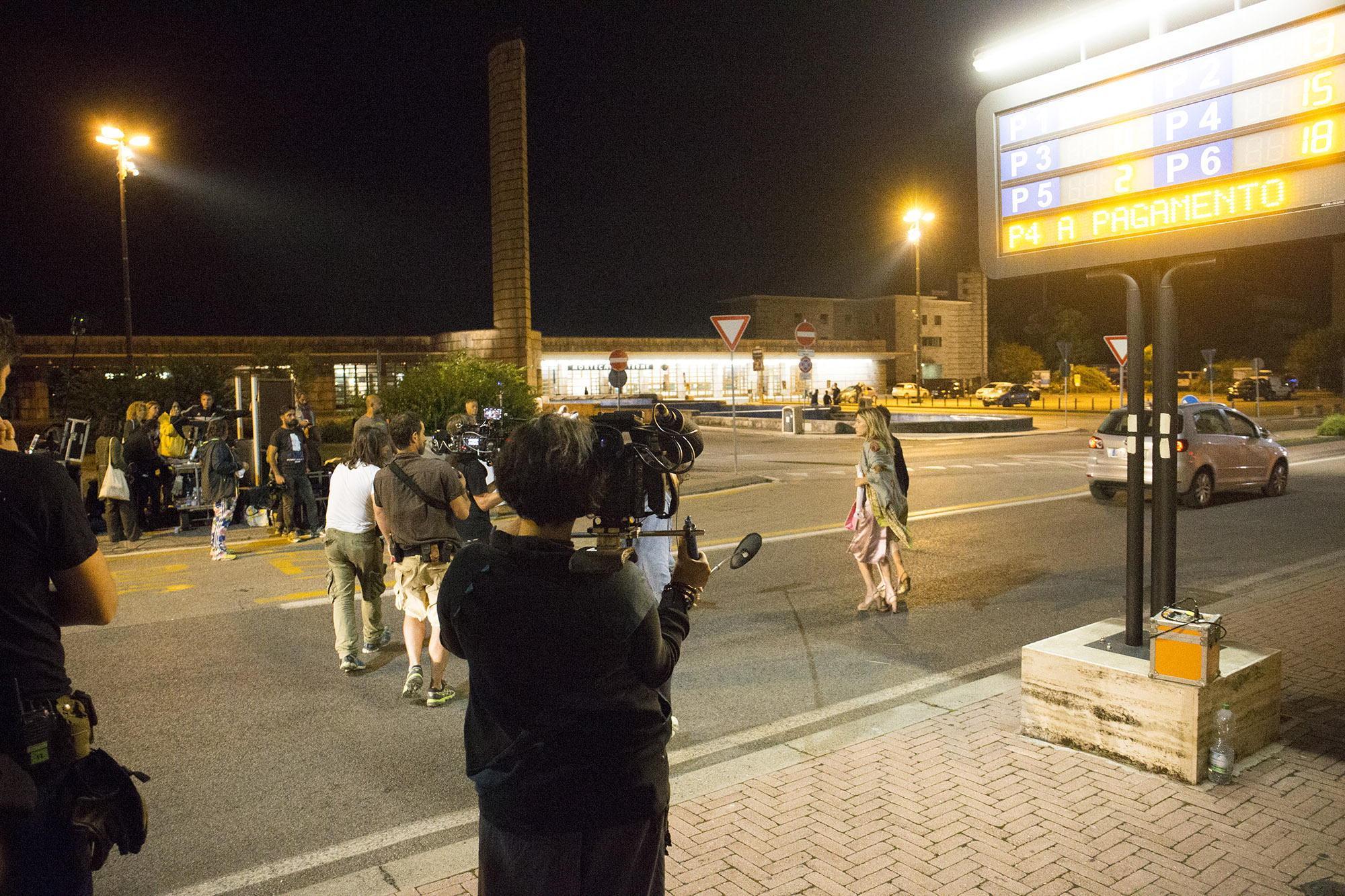 Riprese in corso Matteotti, davanti alla stazione di piazza Italia (Foto Nucci)
