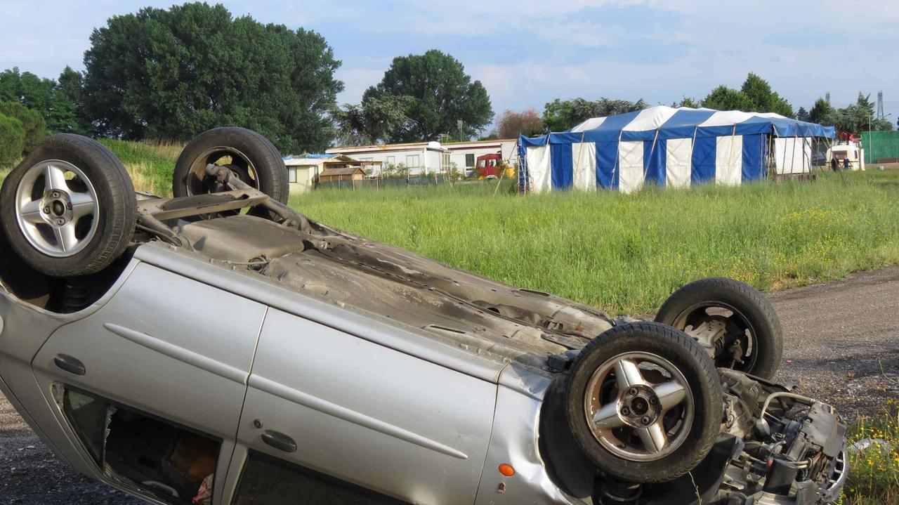 L'auto ribaltata accanto all'argine del Bisenzio in viale Marconi