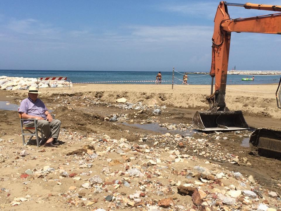 Duilio Frati mentre protesta all'interno dell'area di cantiere alla foce del Renaione