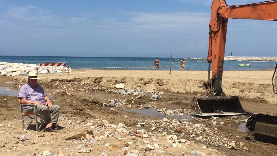 Duilio Frati mentre protesta all'interno dell'area di cantiere alla foce del Renaione