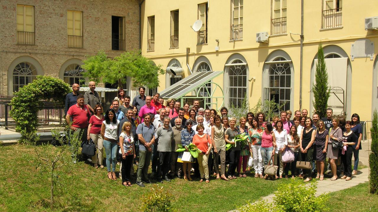 Foto di gruppo per il corpo docente del Pacinotti nel cortile dell'Istituto