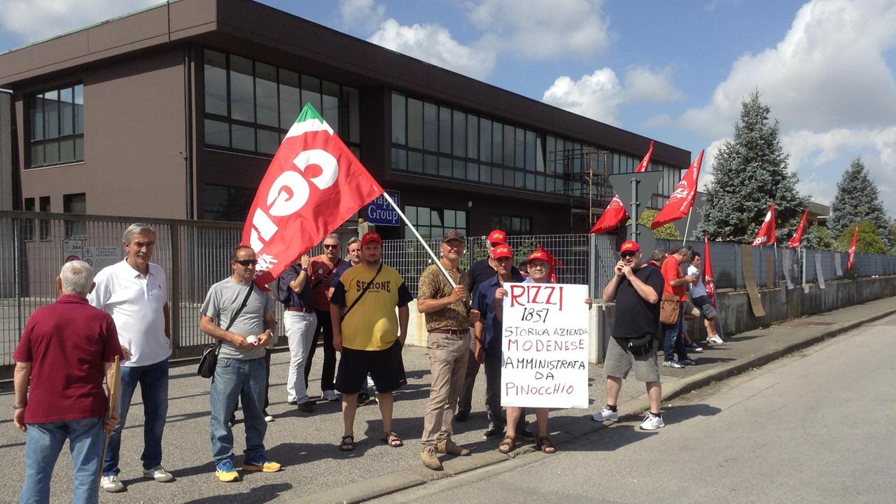 La manifestazione dei dipendenti dell'azienda Rizzi