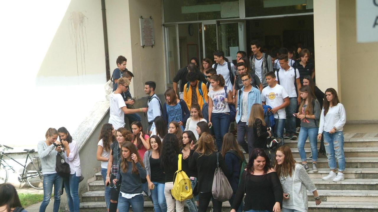 Ragazzi all'uscita del liceo scientifico Vallisneri di Lucca
