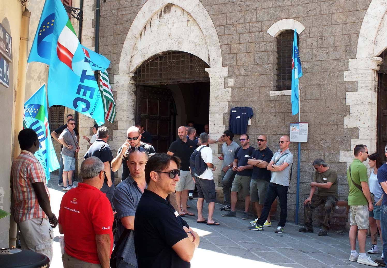 Lavoratori della Redi davanti al Comune in attesa di notizie sulla trattativa (foto Paolo Barlettani) 