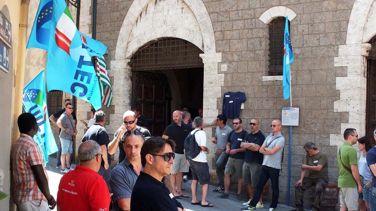 Lavoratori della Redi davanti al Comune in attesa di notizie sulla trattativa (foto Paolo Barlettani)