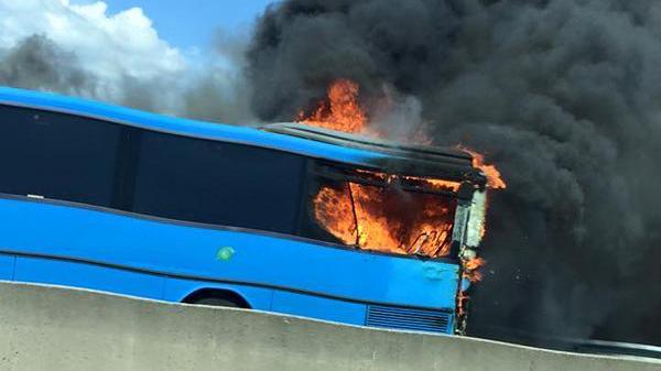 Il bus in fiamme tra Prato Ovest e Pistoia (foto twittata da Muoversi in Toscana)