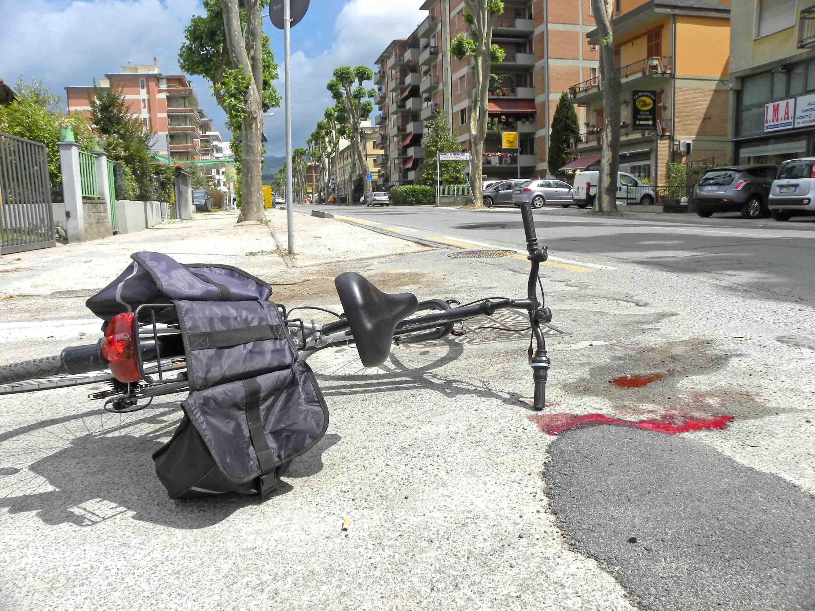 La bici sull'asfalto del viale Adua (foto Gori)