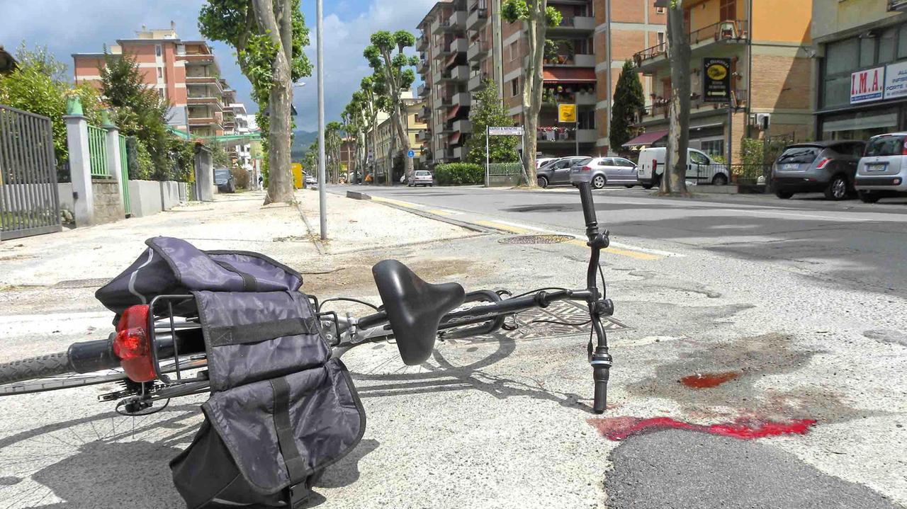 La bici sull'asfalto del viale Adua (foto Gori)