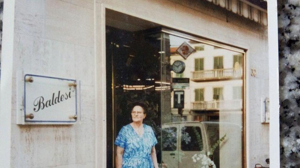 Isora Settesoldi, vedova Baldesi, davanti al suo negozio di fiori
