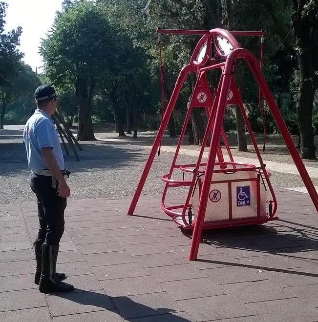 Agenti vigilano l’altalena riservata ai disabili