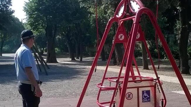 Agenti vigilano l’altalena riservata ai disabili
