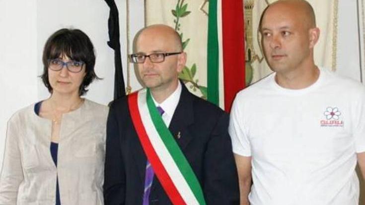 Sindaco e amministratori spazzini per una settimana
