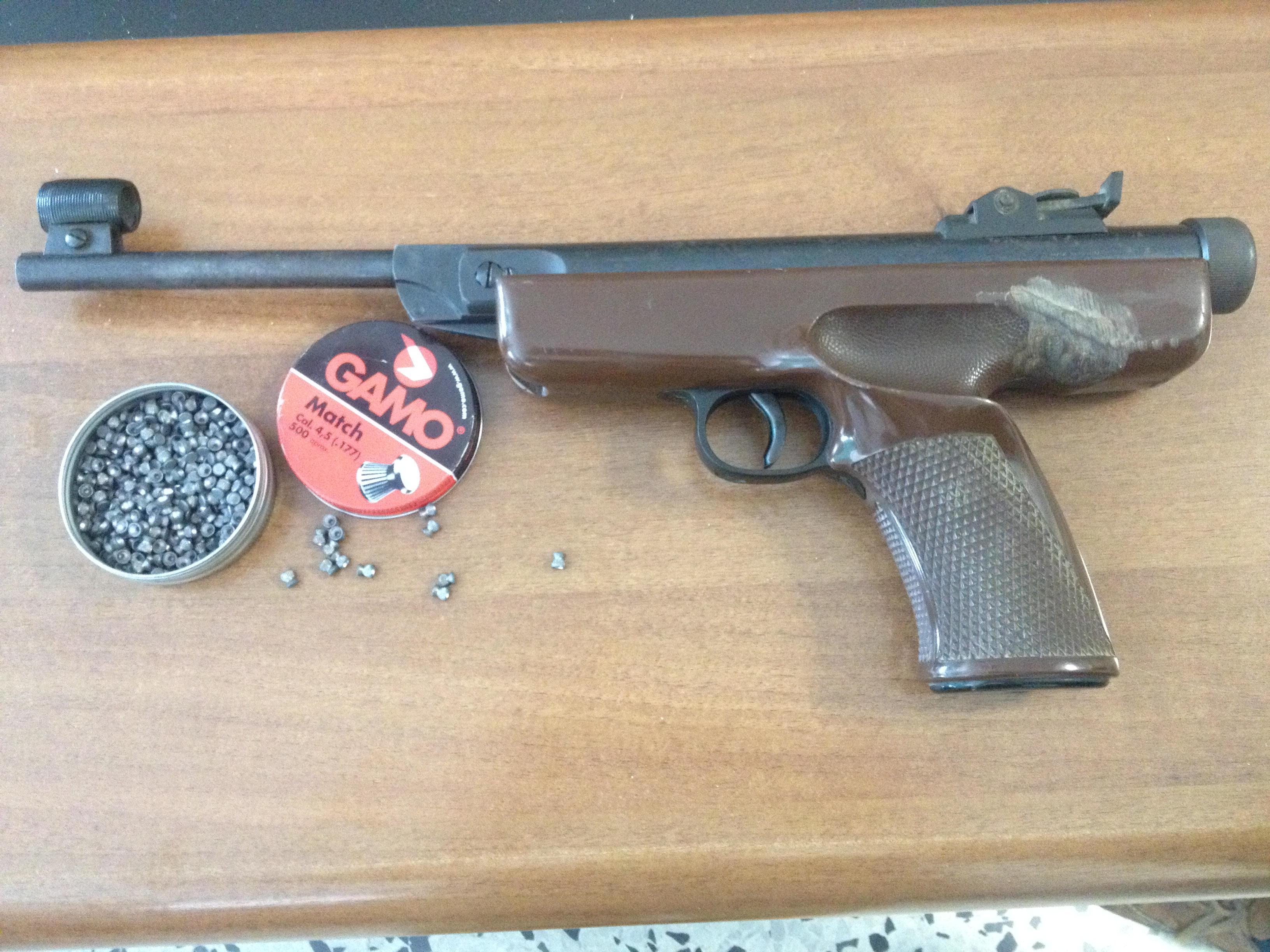 Sotto casa con una pistola: denunciato dai vigili 