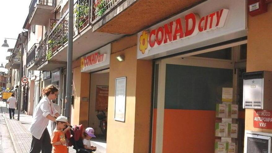 Non paga e schiaffeggia la cassiera, arrestato