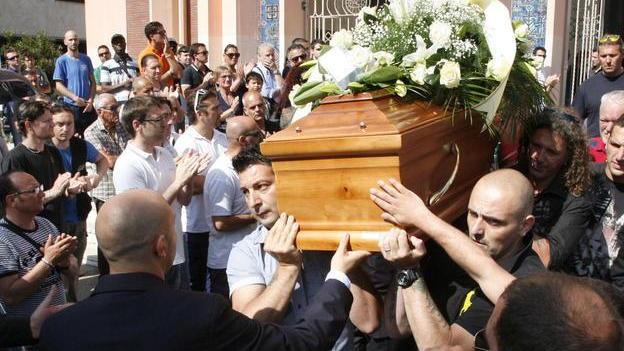 Tanti amici all’ultimo saluto a Marco Capolongo