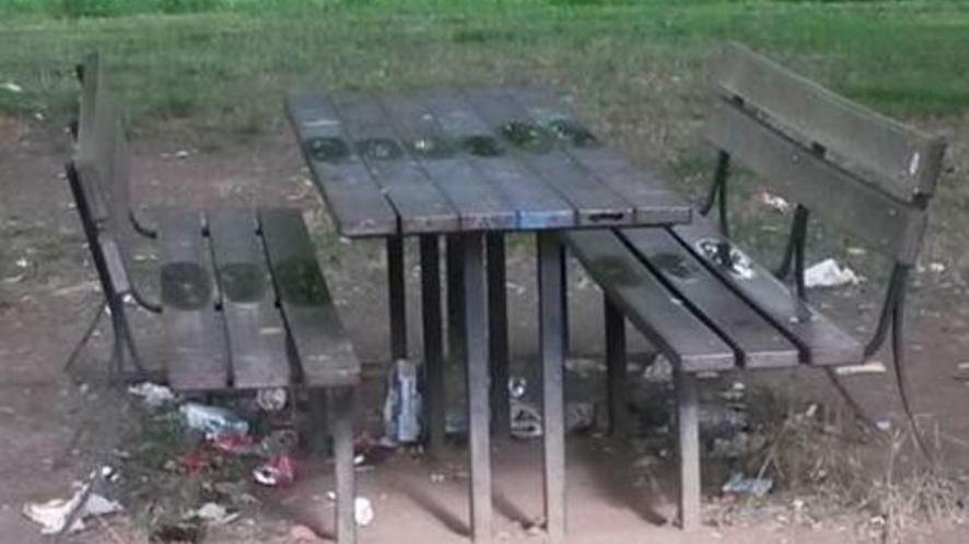 I rifiuti dei picnic abbandonati nell’erba