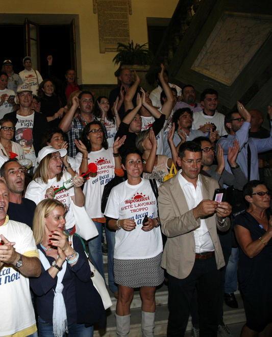 Primo atto di Mallegni: municipio chiuso alle 12 