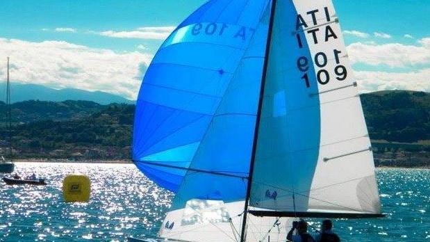 Vele spiegate nelle acque di Marina di Carrara