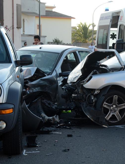 Scontro in via Pergolesi: automobilista in ospedale 