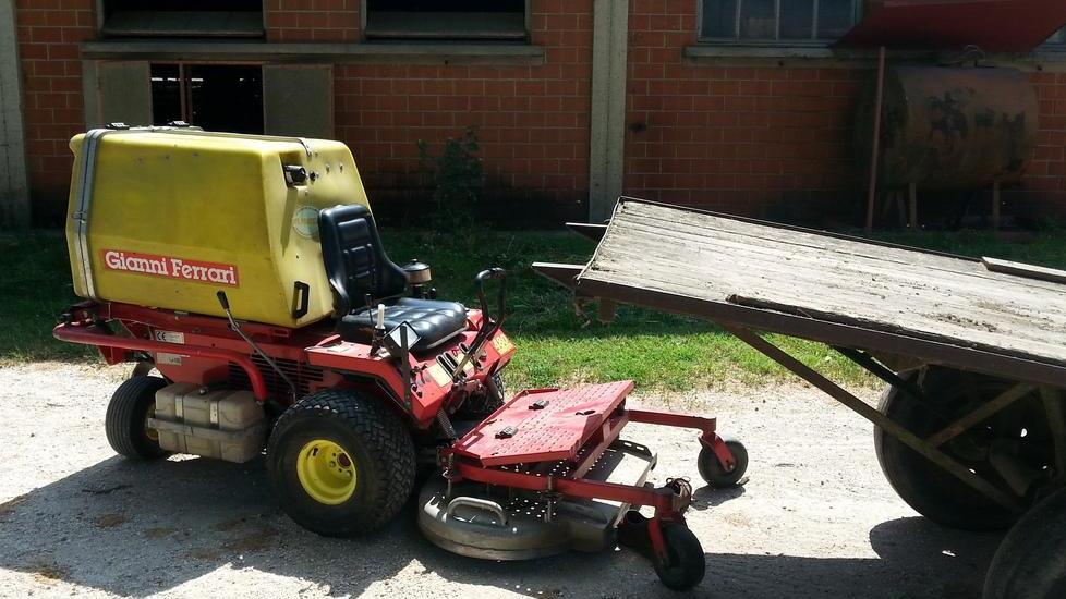 Trattorino contro il carro agricoltore rimane ferito