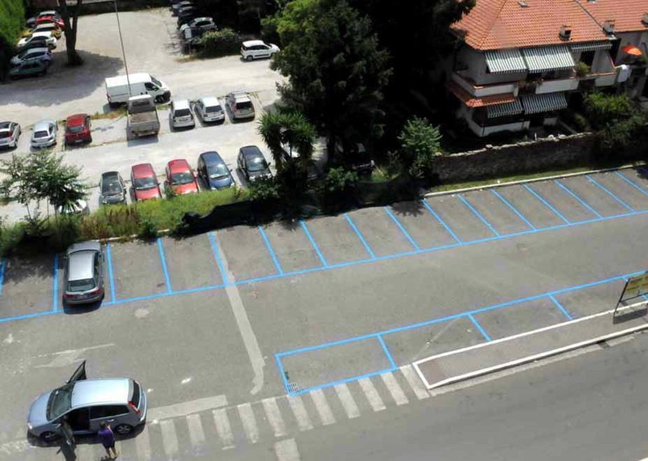 Arrivano le strisce blu a Massa, proteste e raccolte di firme