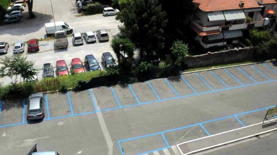 Arrivano le strisce blu a Massa, proteste e raccolte di firme