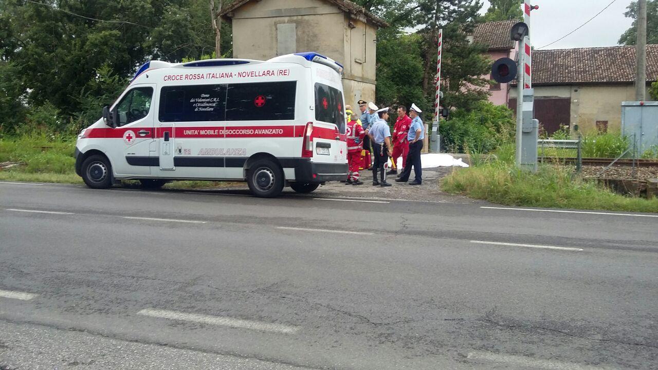 Anziano travolto dal treno al passaggio a livello