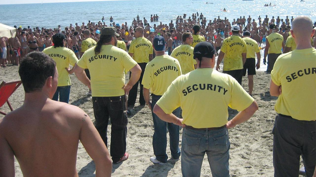 Stop agli abusivi, i buttafuori in spiaggia