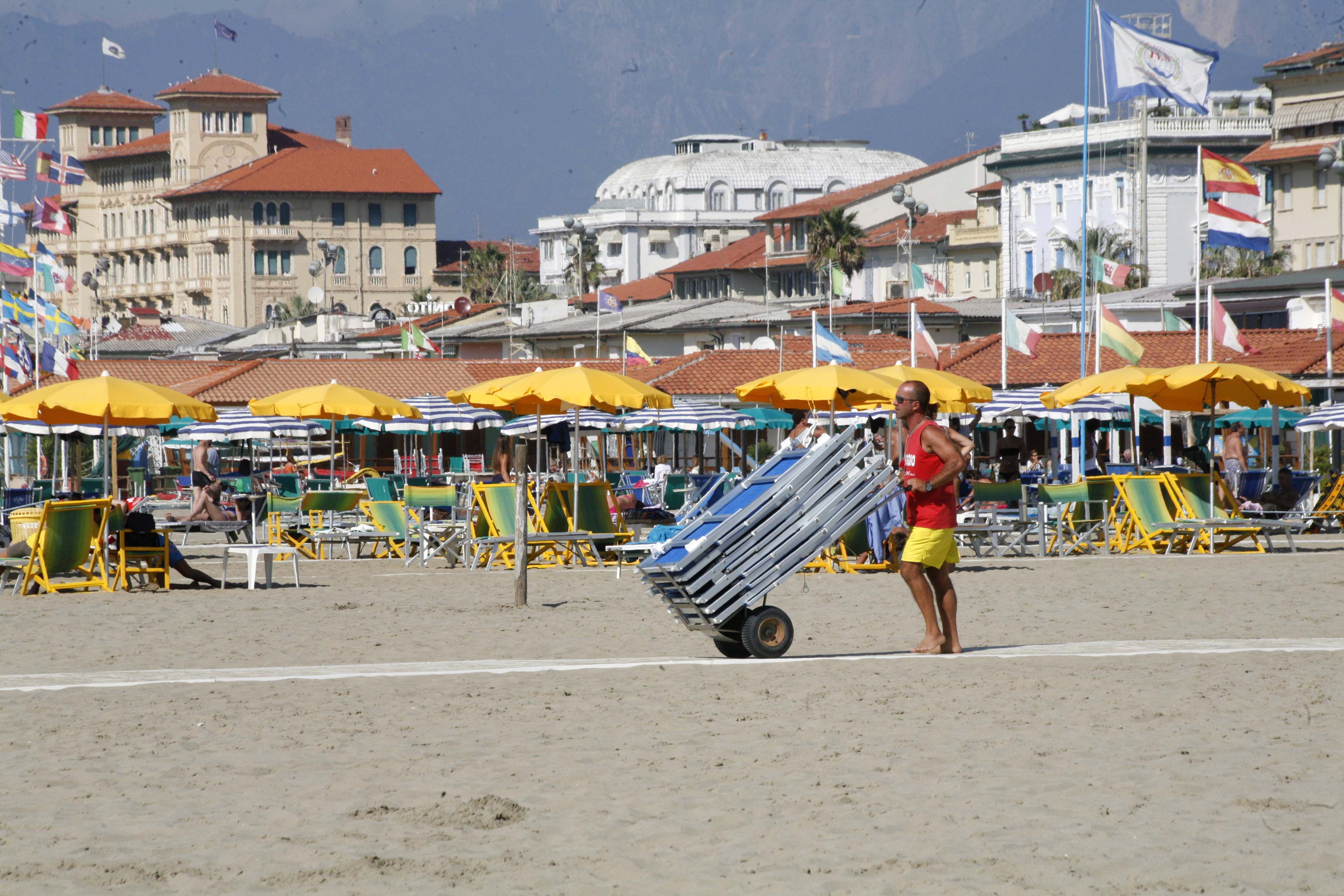Un bagnino a Viareggio, emblema del lavoro stagionale